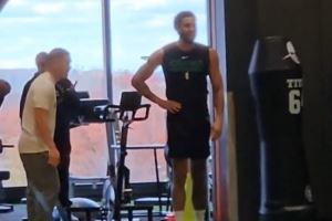 早日回归!队记晒塔图姆近期训练视频:体型保持得很好 心情不错