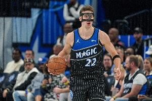 状态火热！小瓦格纳首节7中5&三分3中2砍下13分3板2助